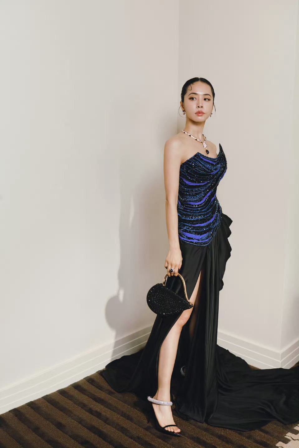 蔡依林璀璨夜色汇聚耀眼焦点宝石与浪纹礼服星光辉映 ​​​