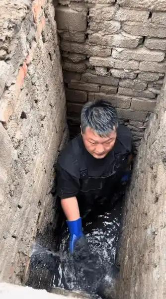 劳动立身最光荣。00后青年小易深耕清污行业三载。春节高峰时日入过千。
 （个人观