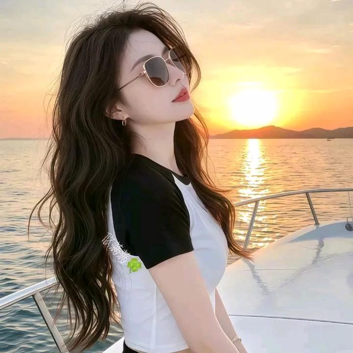 夕阳下，美丽的你。日落夕阳美景 夕阳风景照 日落照 秋天的夕阳美 日落的风景 一