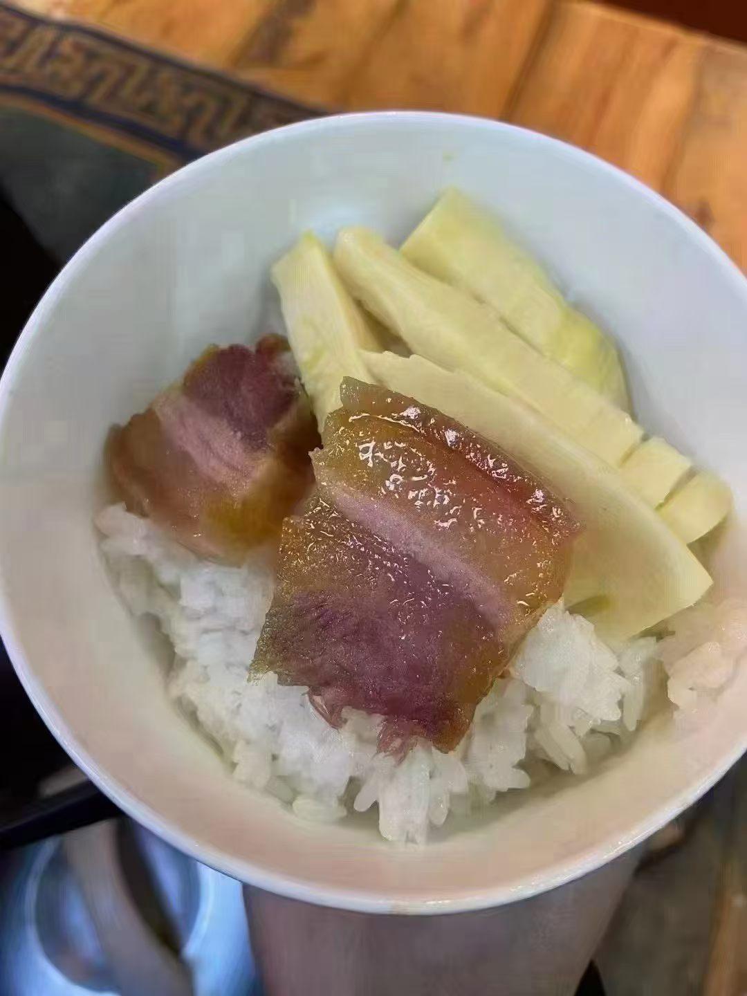 春雷唤醒了山野的生机，春笋顶破泥土，带着一身褐黄的笋衣，在青苔与草木间拔节生长；