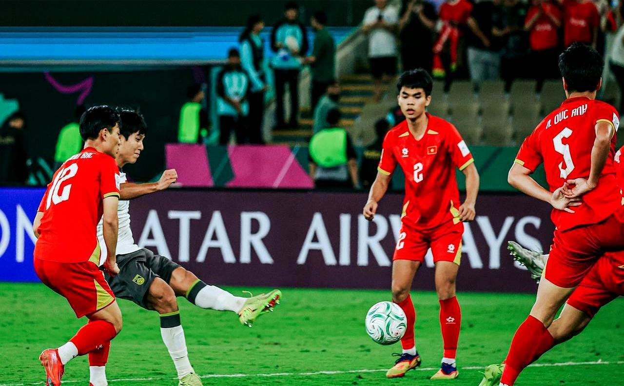 吉达深夜，U23国足把越南摁在地上摩擦，3比0干净利落。上半场稳如老狗，下半场突