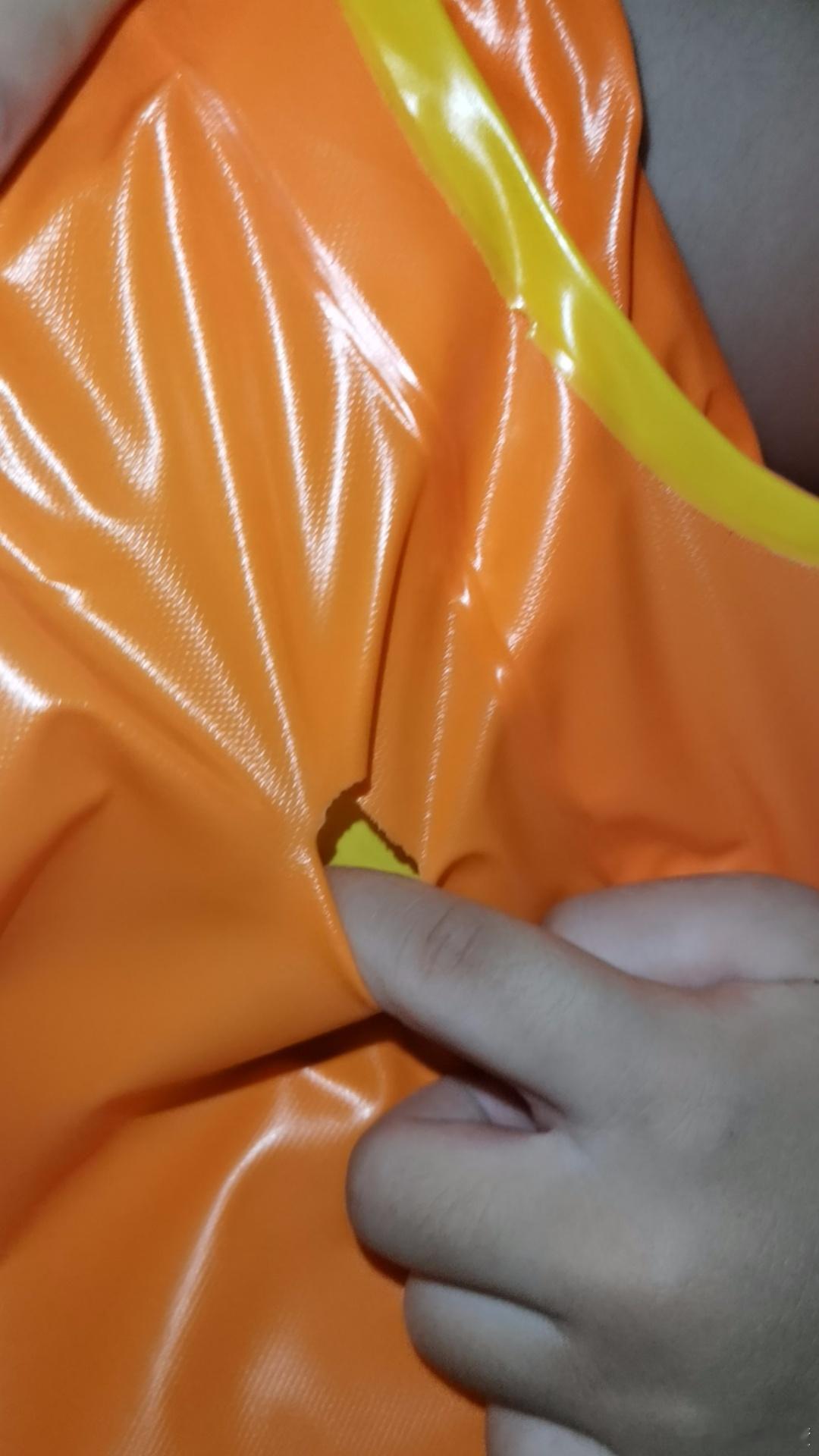 给小侄女买了一个小鸭子的游泳圈，刚去快递把这个快递拿回来，发现竟然破了两个大洞。