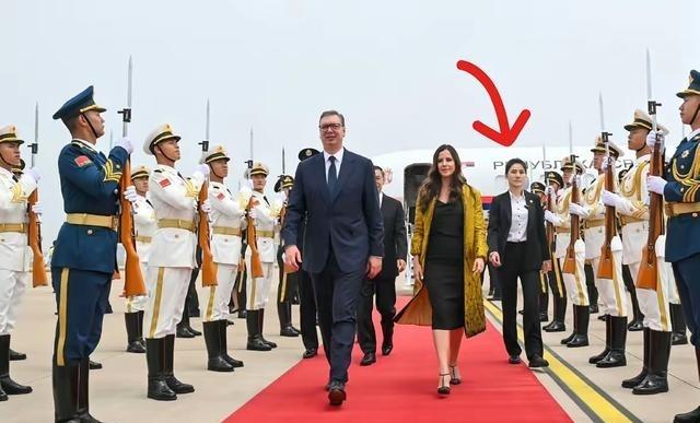 塞尔维亚总统武契奇来了。她夫人个子不是不高，而是武契奇个子太高了，1.98米，目
