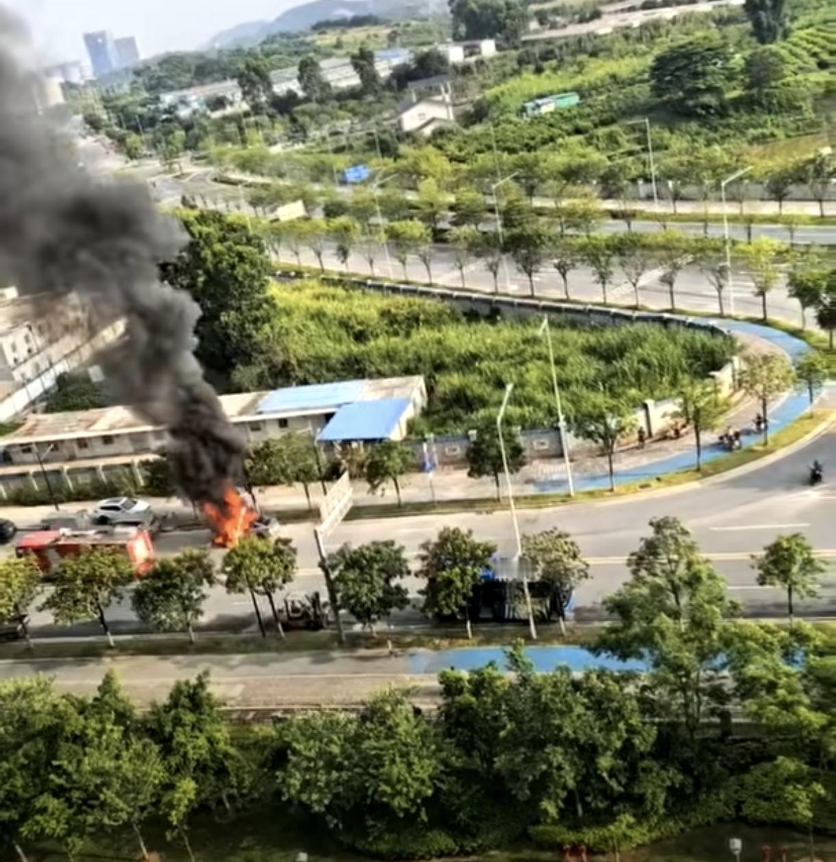 今天知识城那边一辆绿牌车不知道是什么原因燃烧起来了，看看图一，等消防车过来灭火后