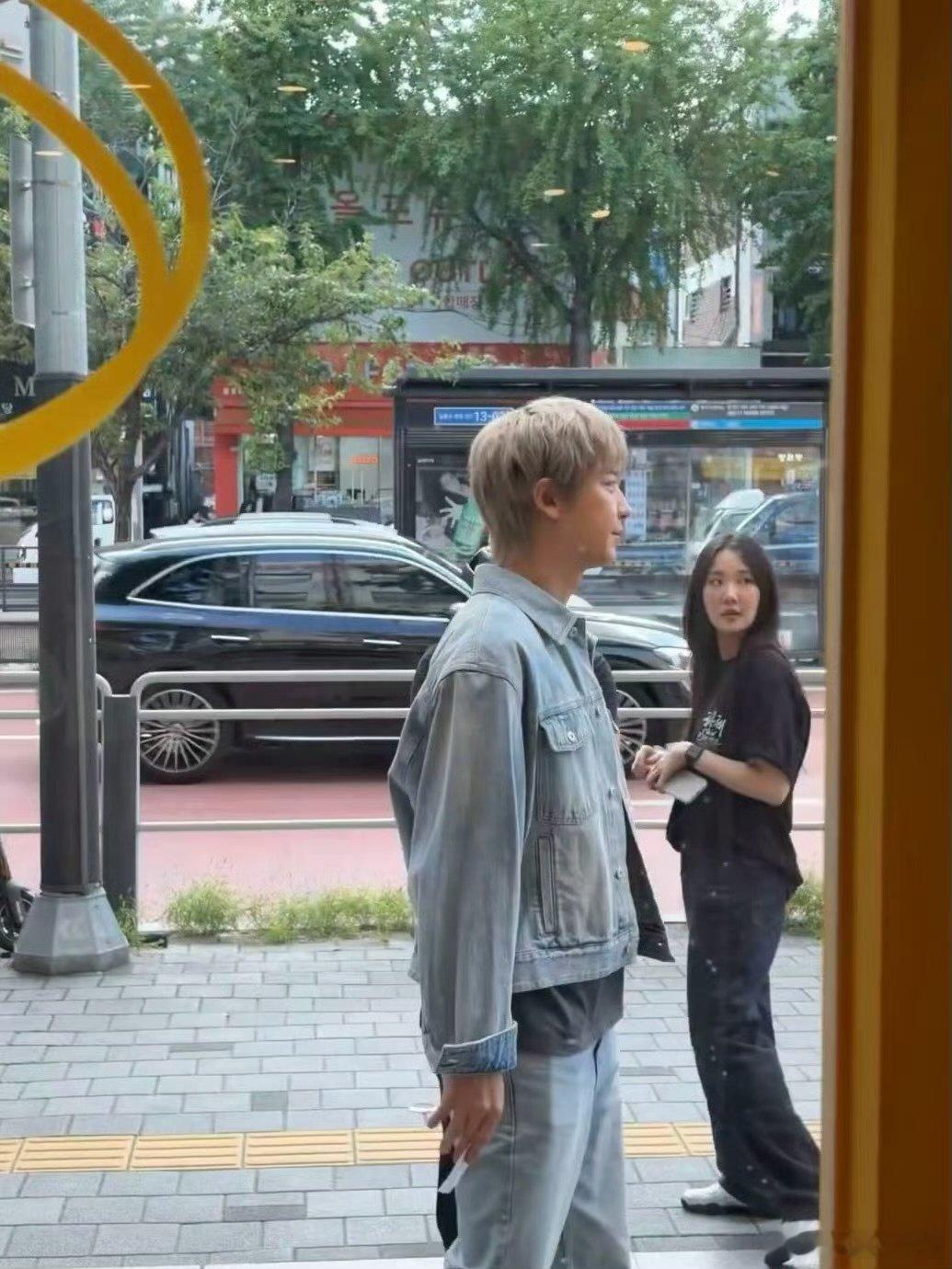 首尔偶遇朴灿烈 网友逛街意外撞见朴灿烈，一身牛仔 look 清爽帅气。别人的首尔