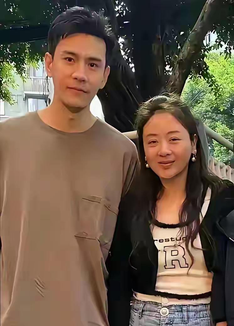 经超身边的美女是谁？
她怎么大变模样了，身材臃肿，颜值拉胯，穿着衣服很朴素无华