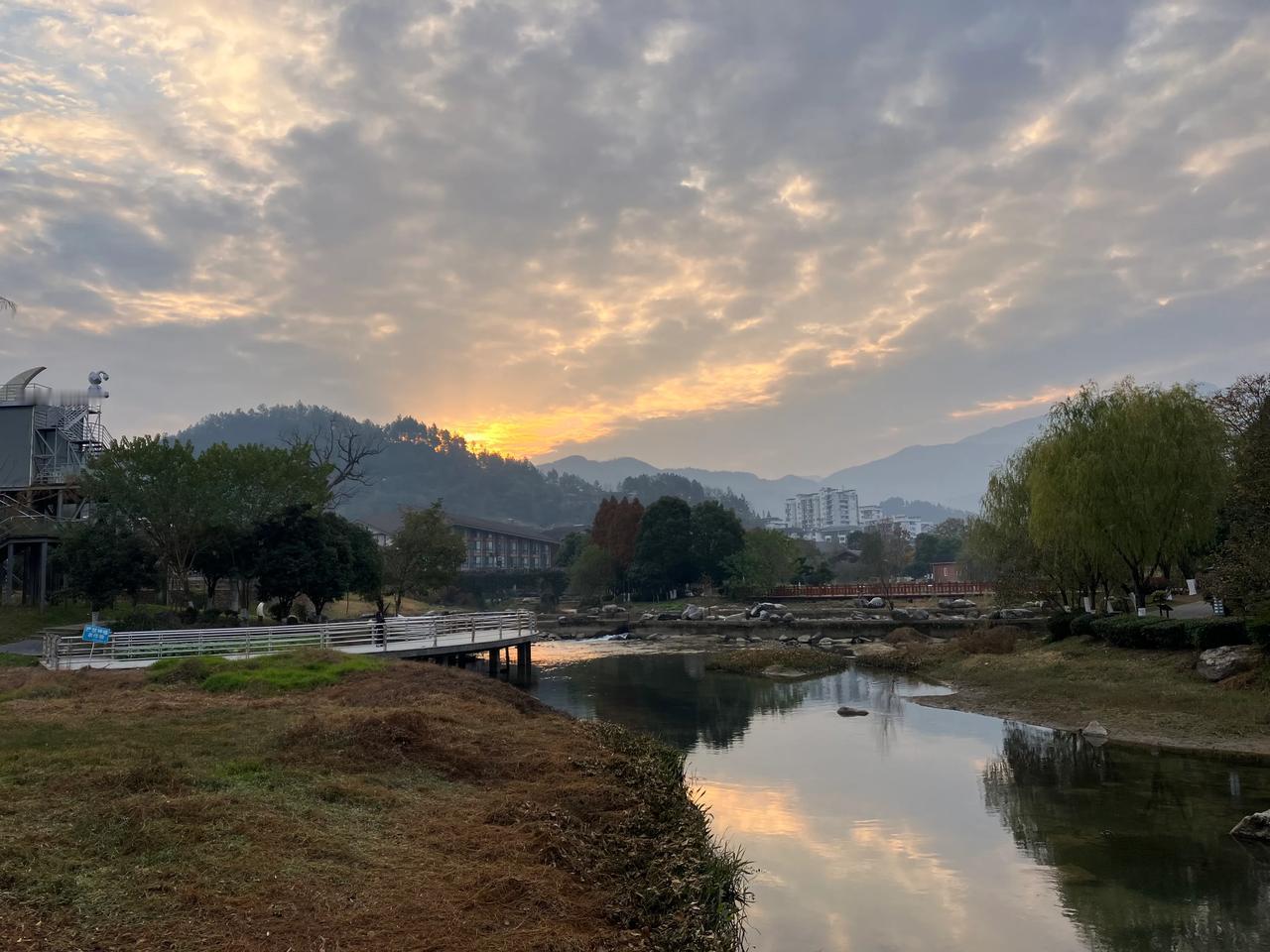 城春草木深 唐•杜甫《春望》山回路转不见君 雪上空留马行处 唐•岑参《白雪歌送武