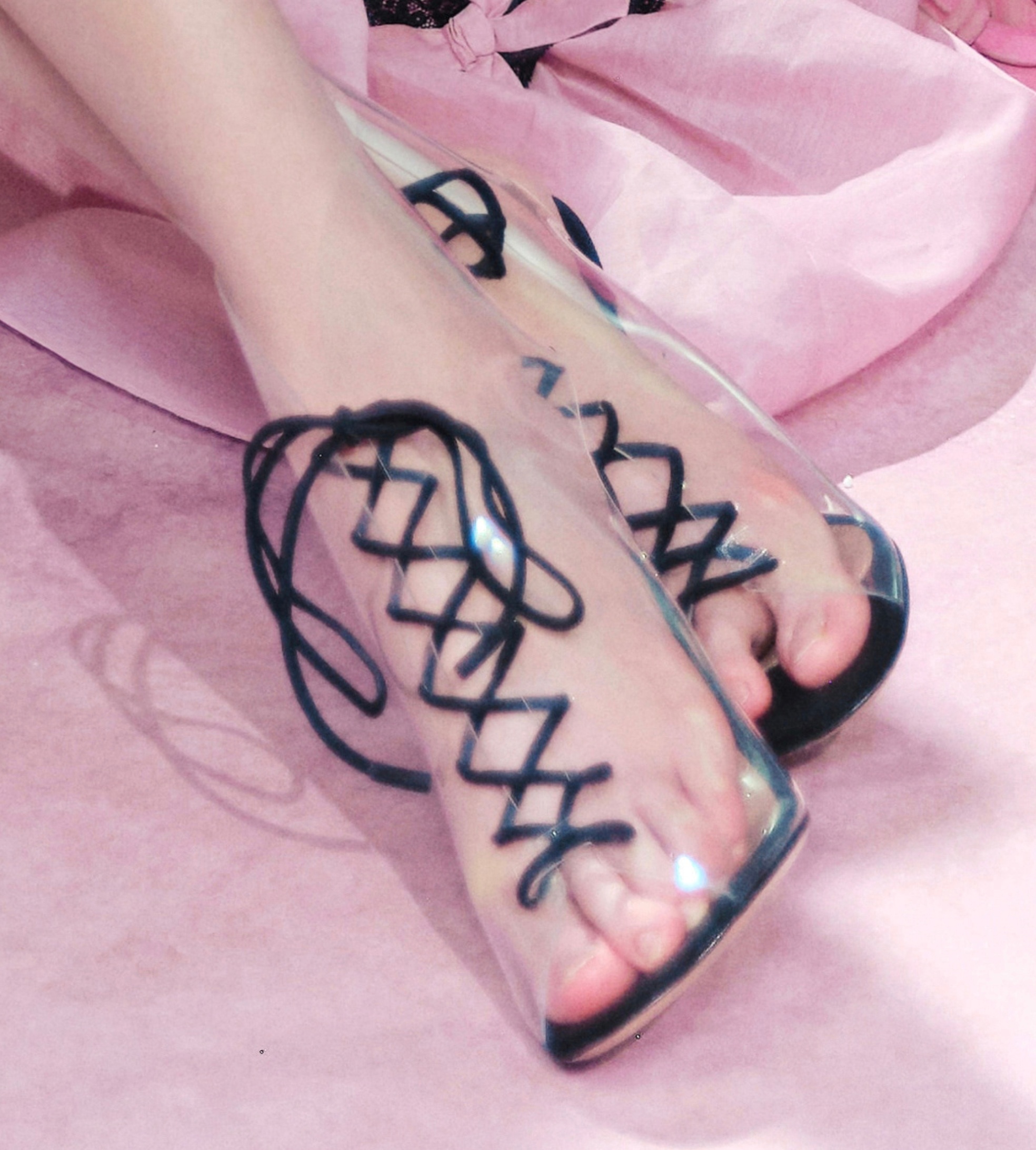 【陈都灵】👠：透明鞋身黑色绑带高跟凉鞋 