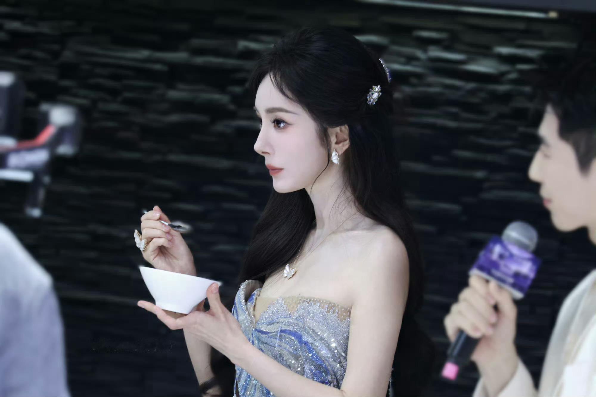 杨幂递过来的纸巾第一反应是擦勺子细节见人品，杨幂的一个举动也是非常的暖心，人美心