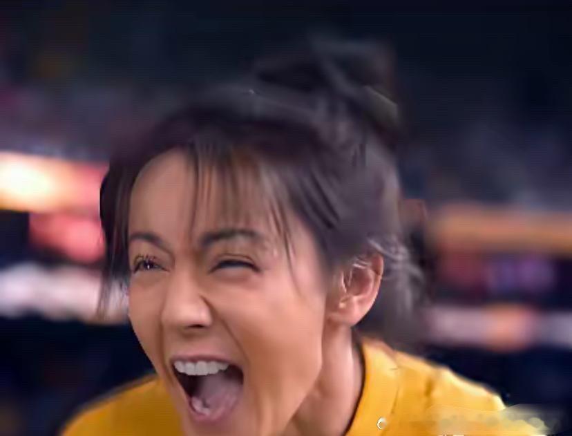 终于知道周星驰为什么敢用迪丽热巴来当女二了？只因为她是纯天然的脸。星爷的风格就是
