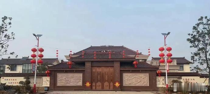 宿迁，刘强东老家大门就像王府。 
