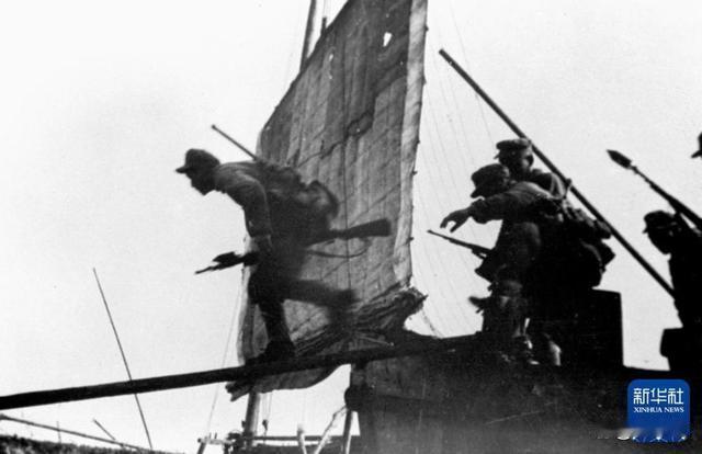 【历史上珍贵的照片9《人民解放军百万雄师强渡长江》 】
1949年4月21日，人