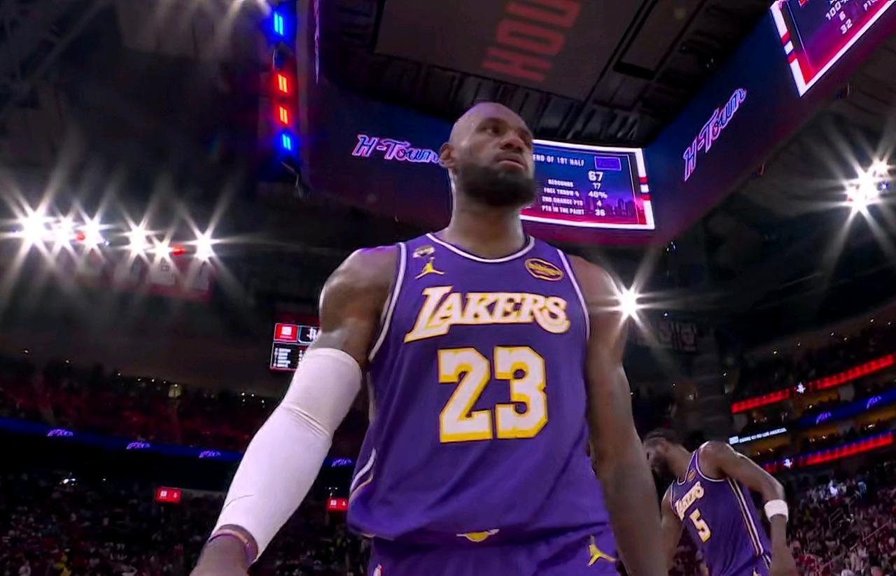 我必须要为41岁的老詹疯狂膜拜了！在湖人客场挑战火箭的比赛中发生极其疯狂一幕：4