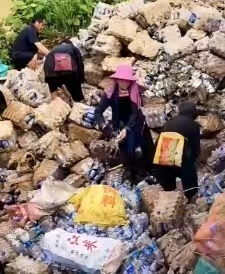 别喝洪水泡过的未开封饮料洪水浸泡过的饮料千万不能随便喝，就算是没拧开也存在安全缺