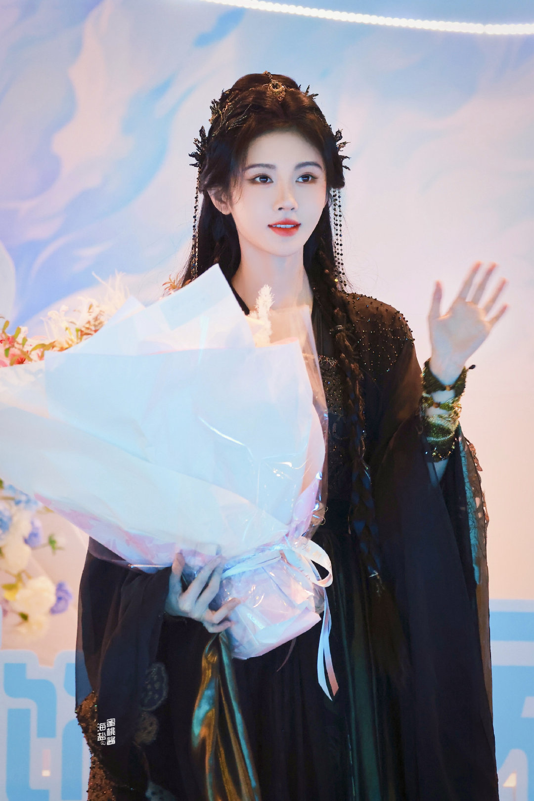 今日得见露芜衣，真如美神降临凡间，其风姿绰约，气质非凡，令人惊叹不已。 