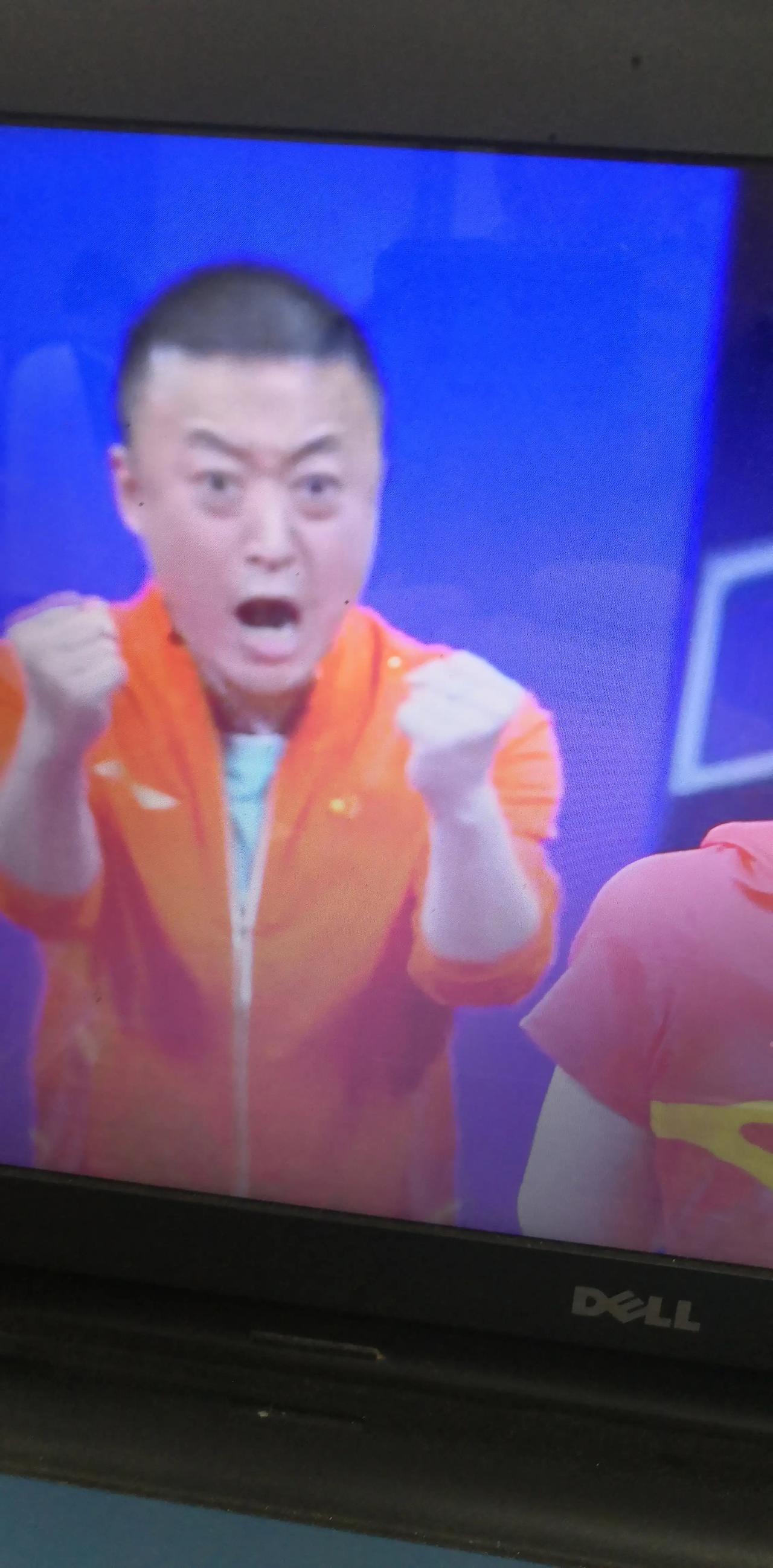 马琳举双拳庆祝：陈梦3：2险胜平野美宇，为中国拿到第二分。
      今下午女