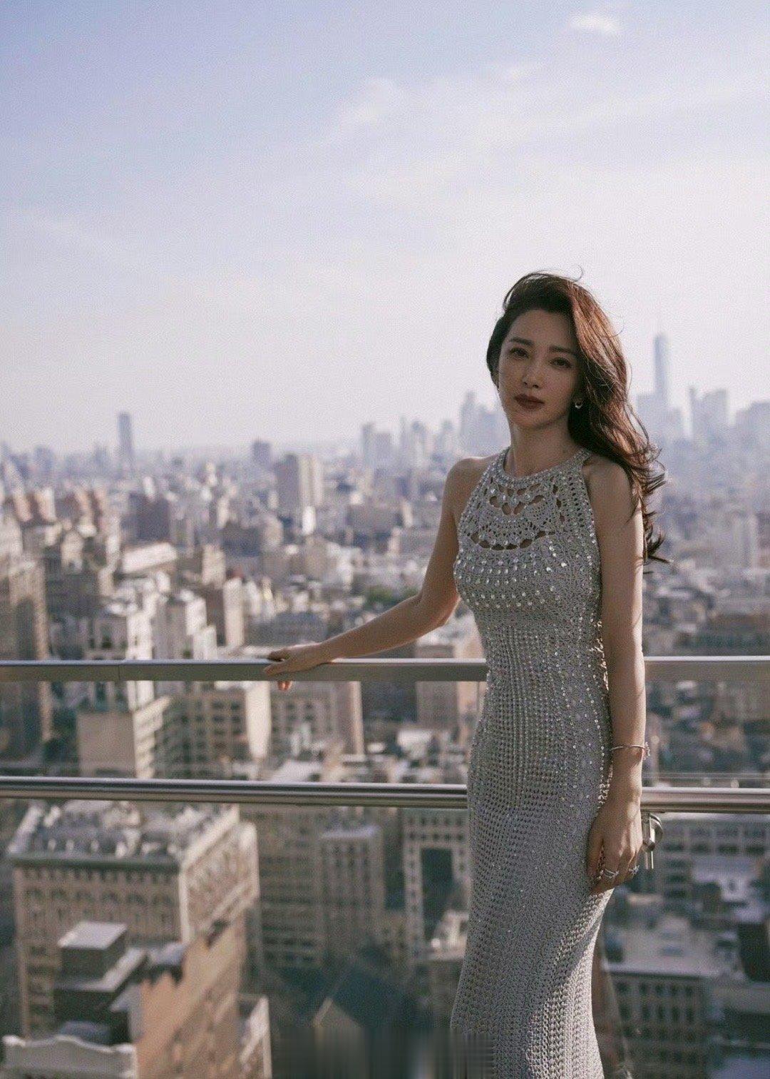 #李冰冰三连变装# 不得不说李冰冰老师的这种气质就很适合超模，而且这一次就算做下