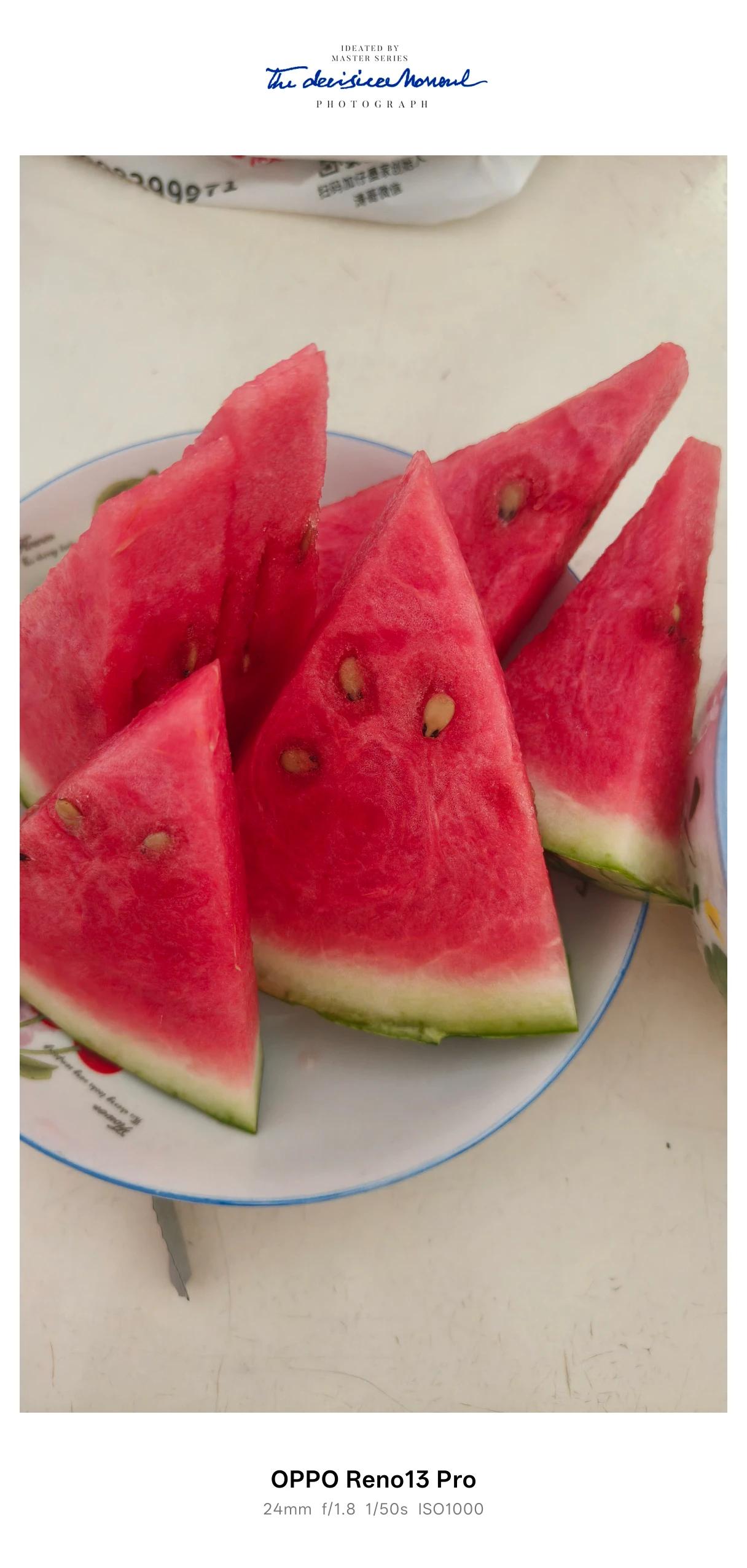 这么热的天，来一盘冰镇西瓜是什么感受？这个夏天太热了，除了空调屋，还有冰镇花果，