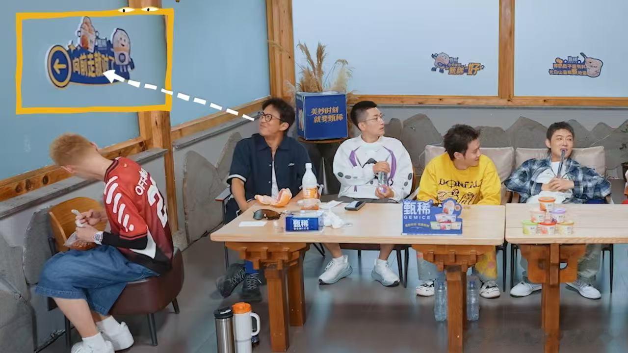 邓超鹿晗在忙什么邓超鹿晗一对视就笑哈哈哈哈哈 两人为了掩饰窘迫各忙各的，鹿晗直接