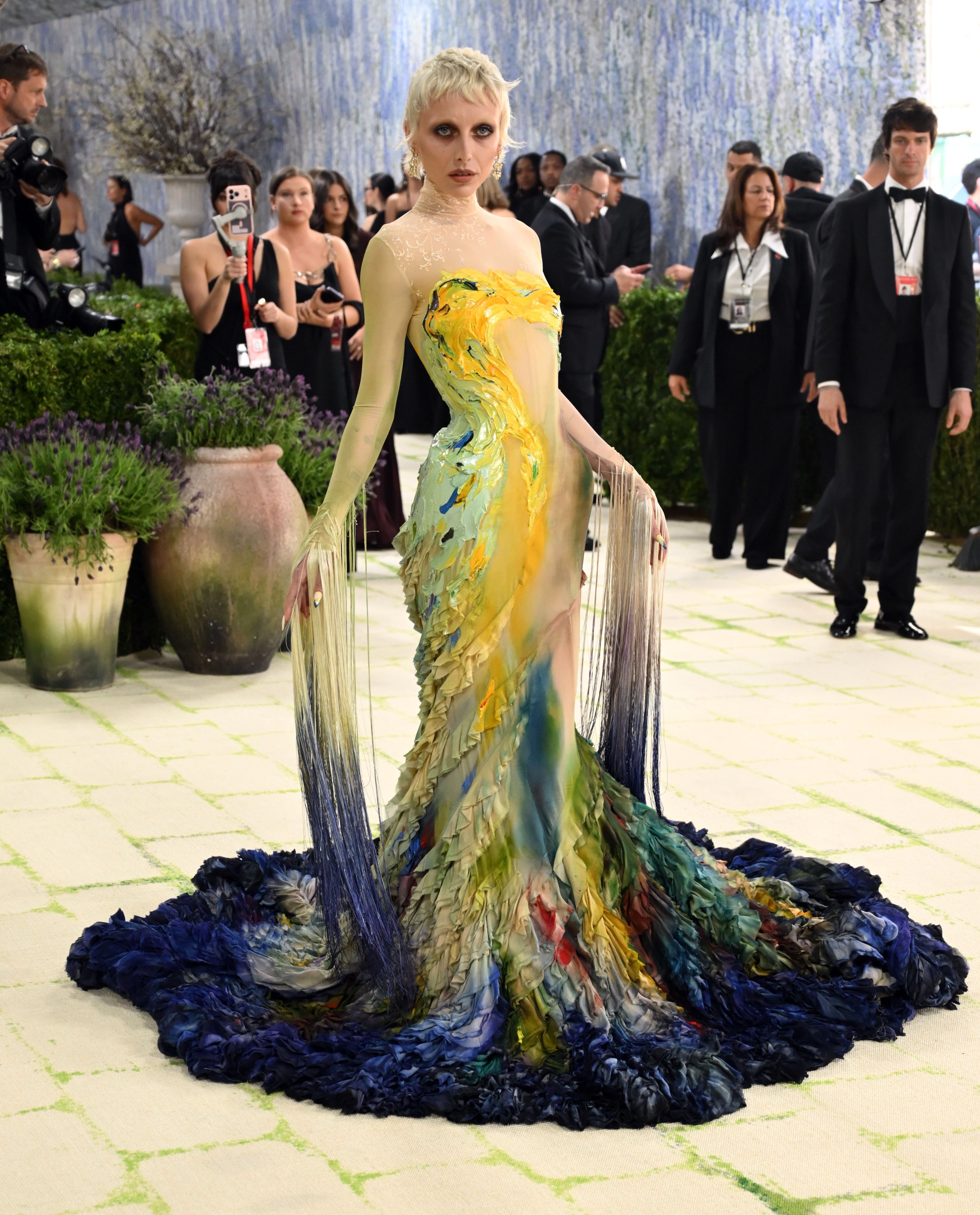 【Met Gala 2026】网路大红人、本届红毯现场记者 Emma Chamb