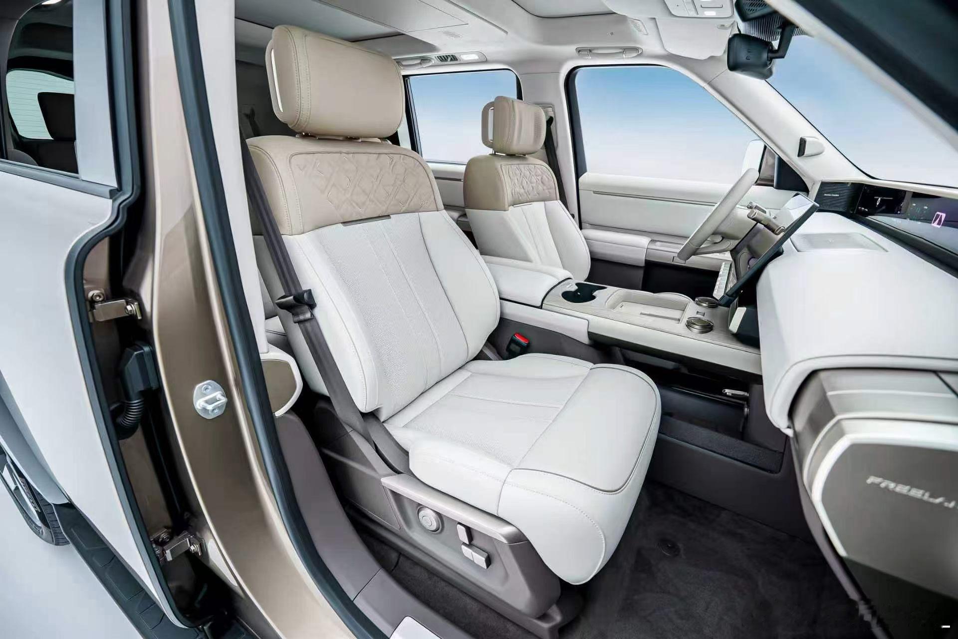一台定位8系的豪华SUV，把空间、智能与豪华质感等都卷到了更高阶车型的水准。它既