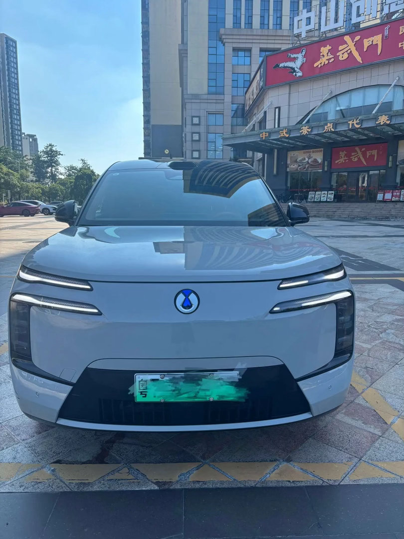 腾势 N8L 纯电版于 2026 年 9 月正式上市，定位中大型纯电 SUV。整