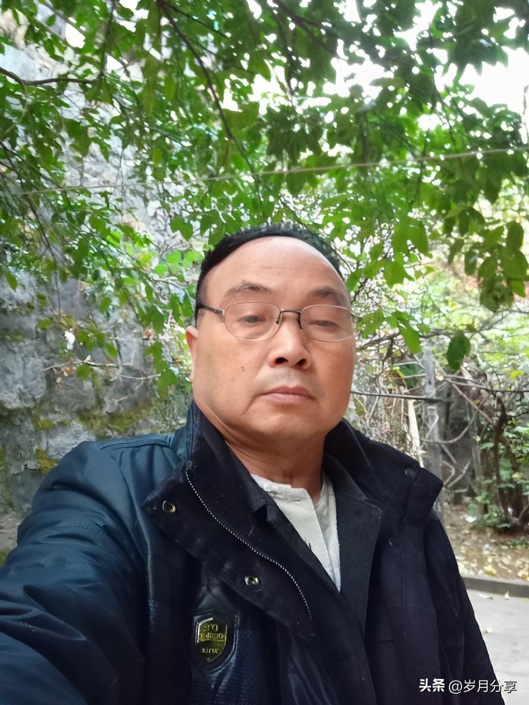 老雷这一生做过许许多多的事，养过鸡养过鱼，养过蟾蜍和小鸟，办过腾椅厂和竹针厂，铁