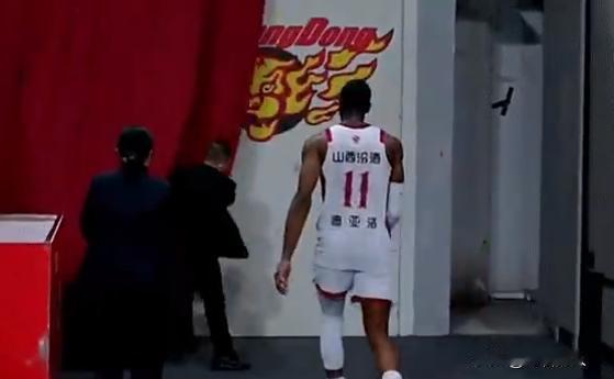 迪亚洛心态崩了，就这德行CBA不欢迎你，吃到技术犯规走回更衣室




迪亚洛打