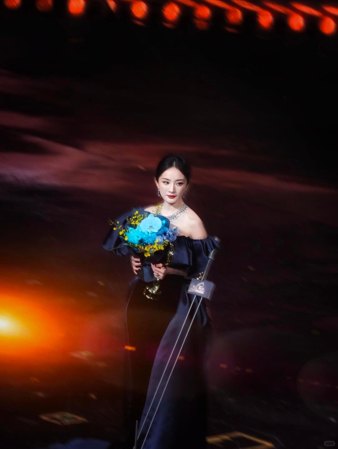 杨幂  又捡到路人拍的好多张美图她站在那儿就闪闪发光～