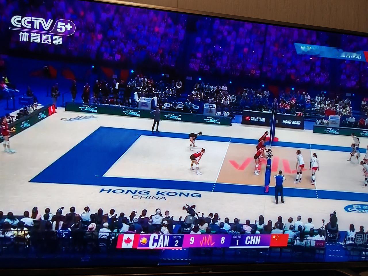 世界女排联赛香港站的比赛，中国女排对阵加拿大女排，中国女排25：19，17：25