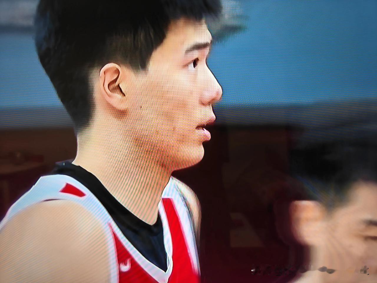 连续看了两场中国男篮的热身赛，感觉焦泊乔在这支队伍中的竞争力好像不怎么大，两场比