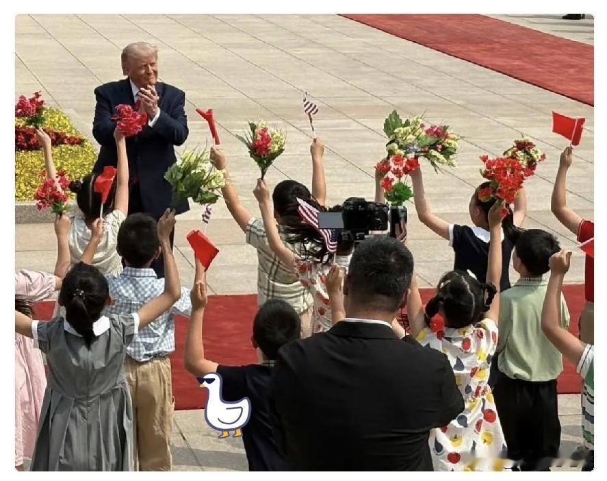 老特这次访华，第一天就反常了。

红毯、排场、高层接待，他没啥感觉。

结果一群