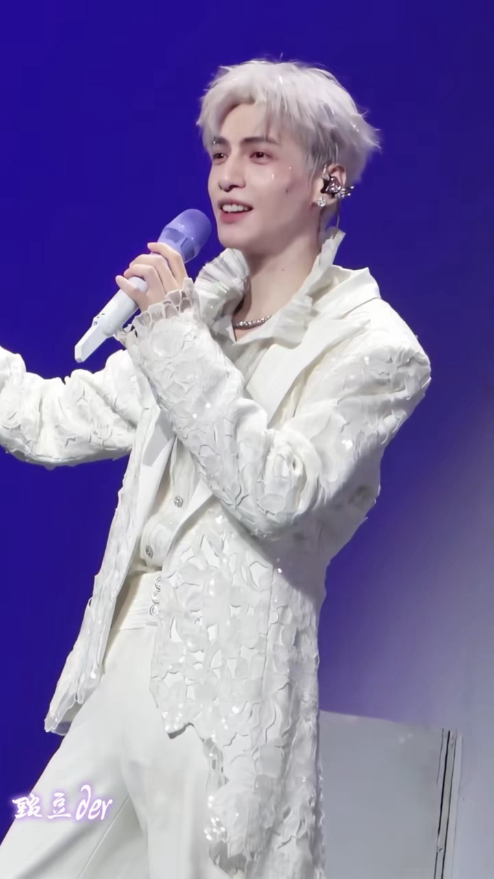 罗云熙广州演唱会讲广东话大靓仔小靓仔，靓得不得了啊哈哈，太好玩了罗云熙罗云熙
