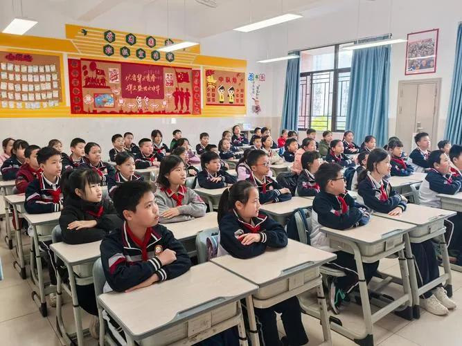 南阳的老表们，这两天是不是都被“12年基础教育”这条热搜刷屏了？

昨天（6月2