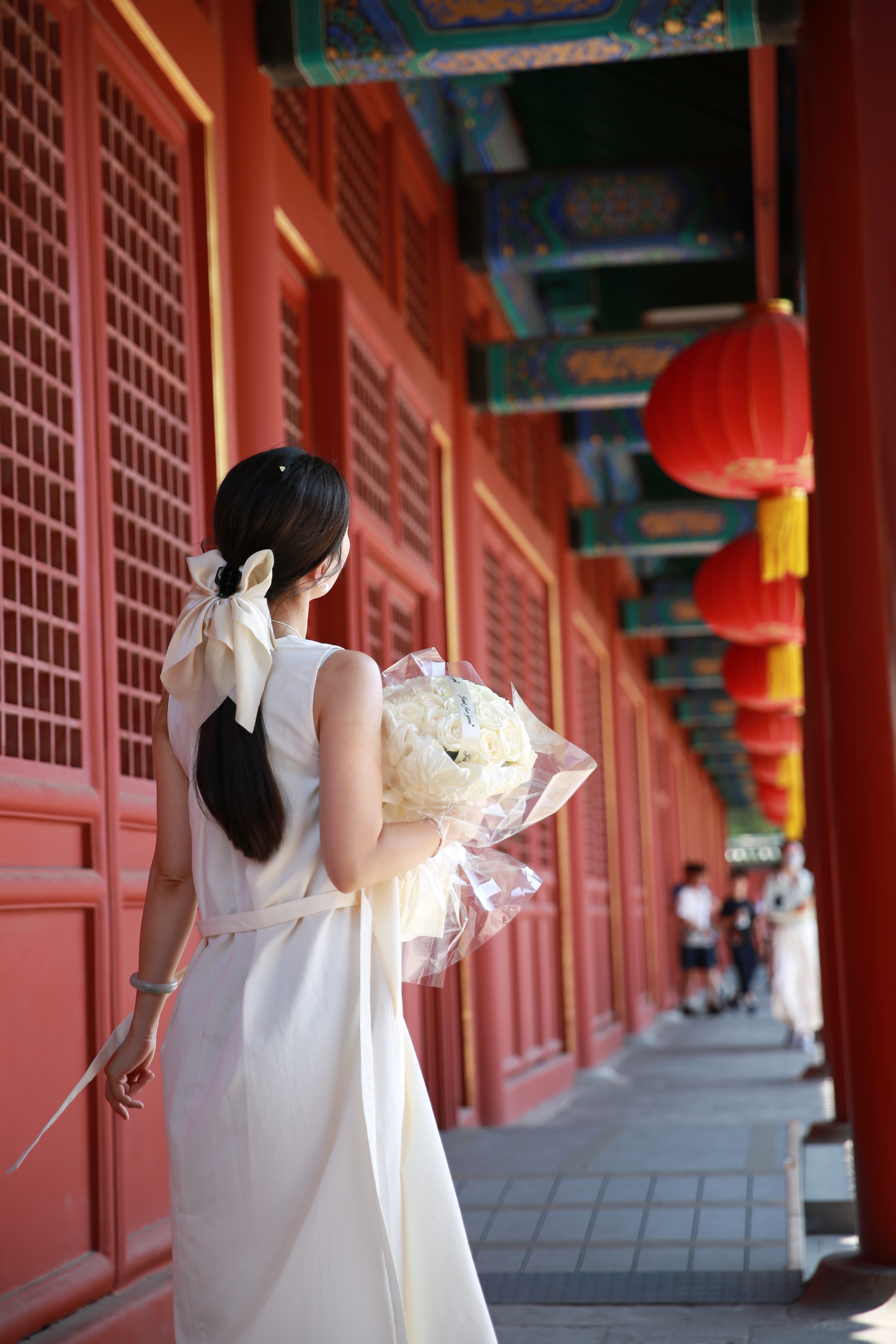 狗哥：头上有个花儿我：嗯，是槐花，没事儿，多有氛围感啊…每年生日都在伏天里再热也