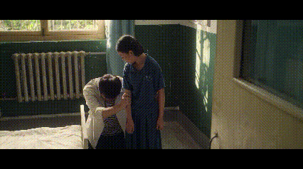 胡三元下跪 张嘉益下跪看哭了 胡三元下跪是为了小娥，但小娥当时还不太懂。这种“大