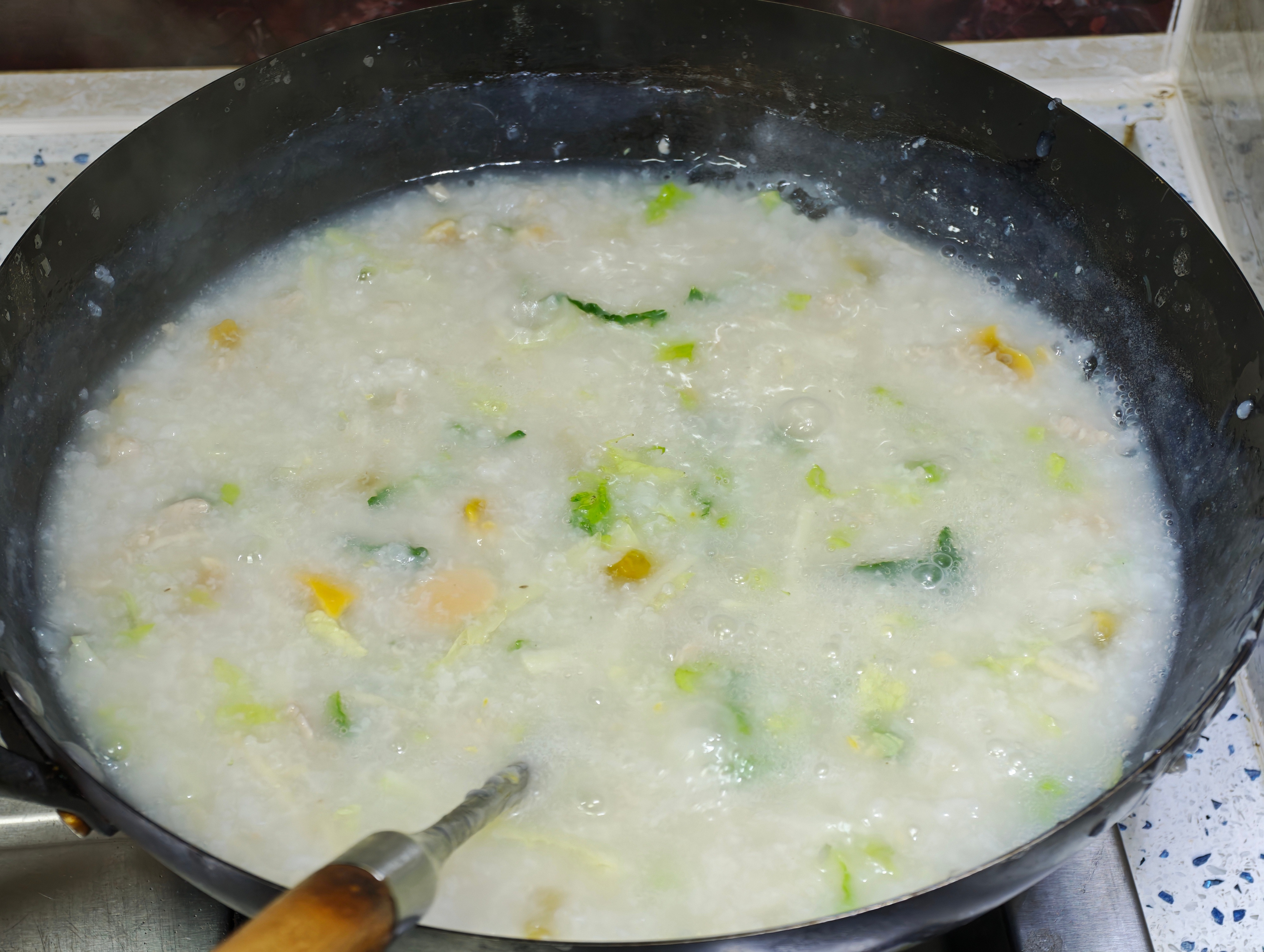 鉴于昨天的皮蛋瘦肉粥很成功，今天请全家人再吃一次