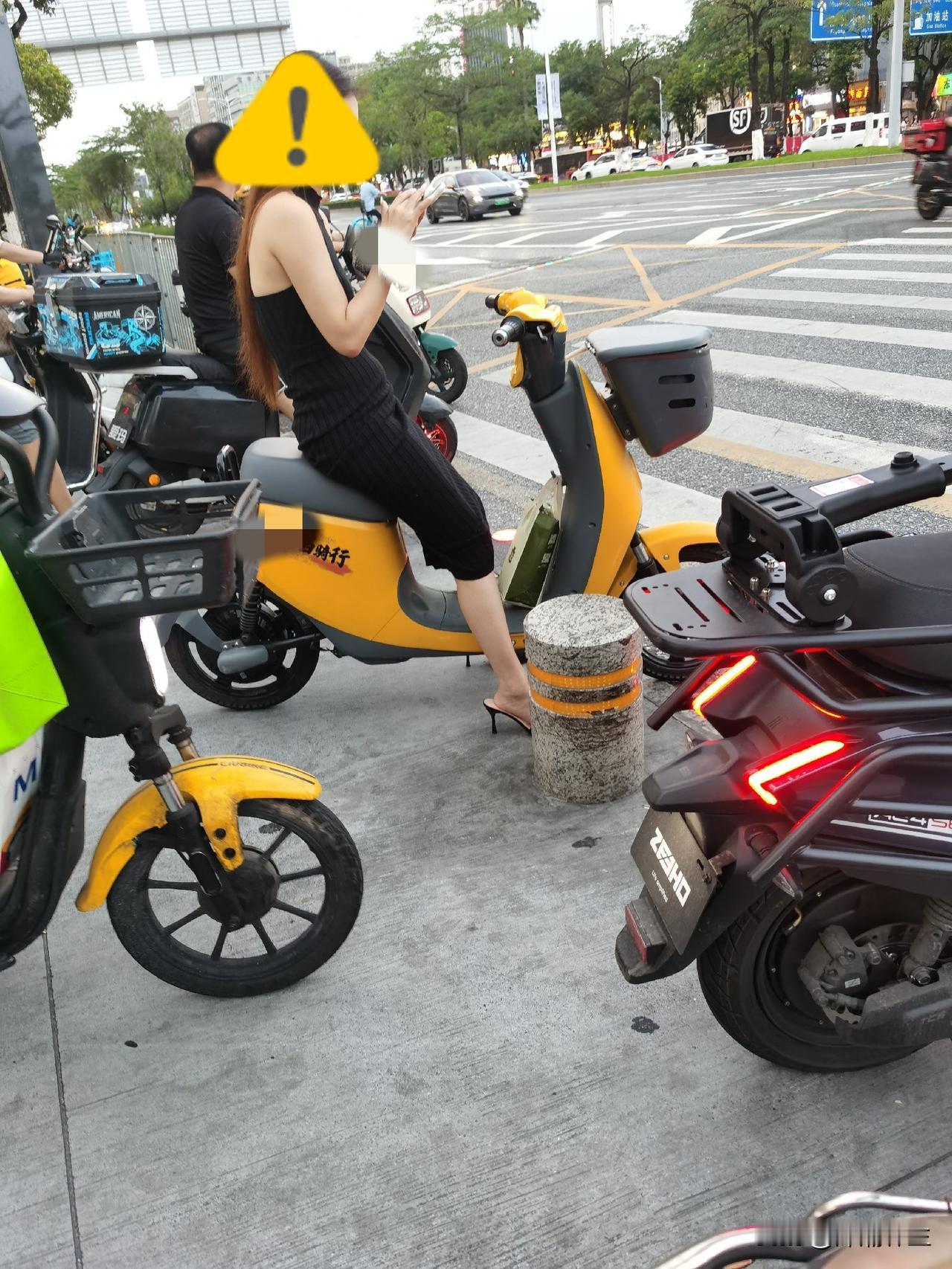 今天在深圳西乡偶遇一个骑小黄车还低头看手机的美女，真是又飒又美。不得不说西乡这地