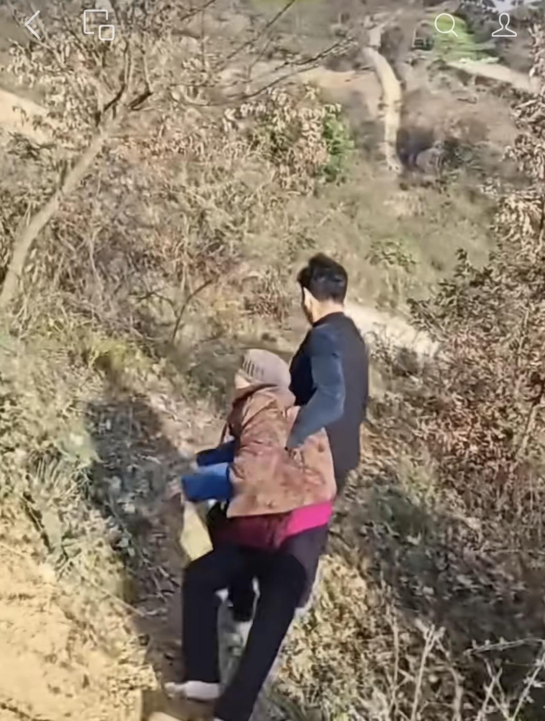 年少吃苦和年老吃苦,哪一个更苦?当然是年老吃苦更苦。图片儿子把母亲拉着扔山下。