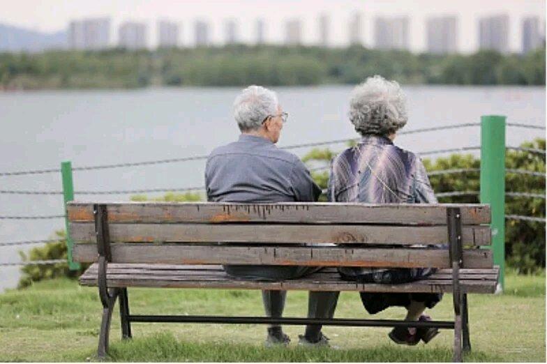 首批丁克夫妻离世，遗产归谁所有？上海徐汇3000丁克老人遗产分配成难题｜在上海徐
