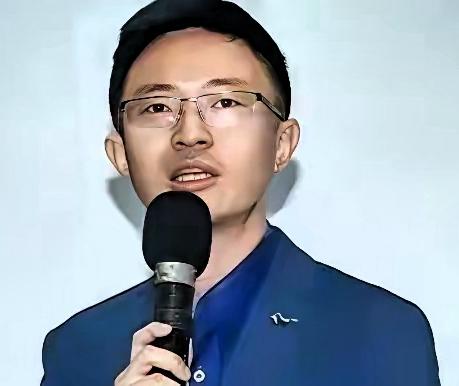 当场怼到高嘉瑜闭麦哑口无言，侯汉廷硬刚绿营不留情面，直言要把她变成第二个吴峥
 