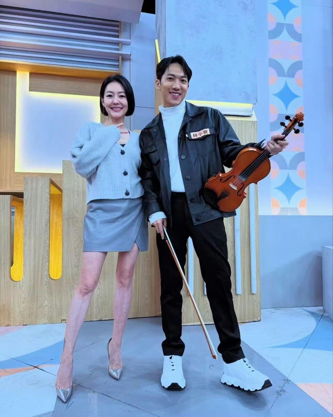 腿真是无敌了小S小姐不熙娣上班照 ​​​
