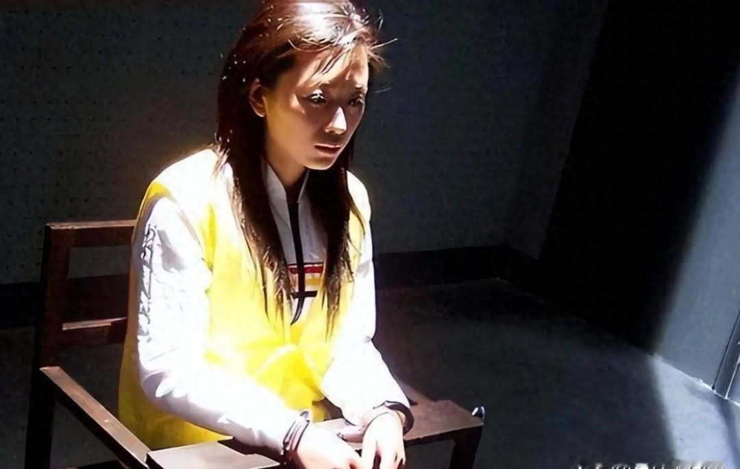 那天雪没化完，天津挂甲寺楼道里有股铁锈味。床单没换，柜顶葫芦滚在地上，菜刀鞘空着