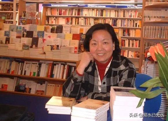 如今回去再谈谈方方。
方方出生于1955年，所以她的11岁到21岁是在一个特殊岁