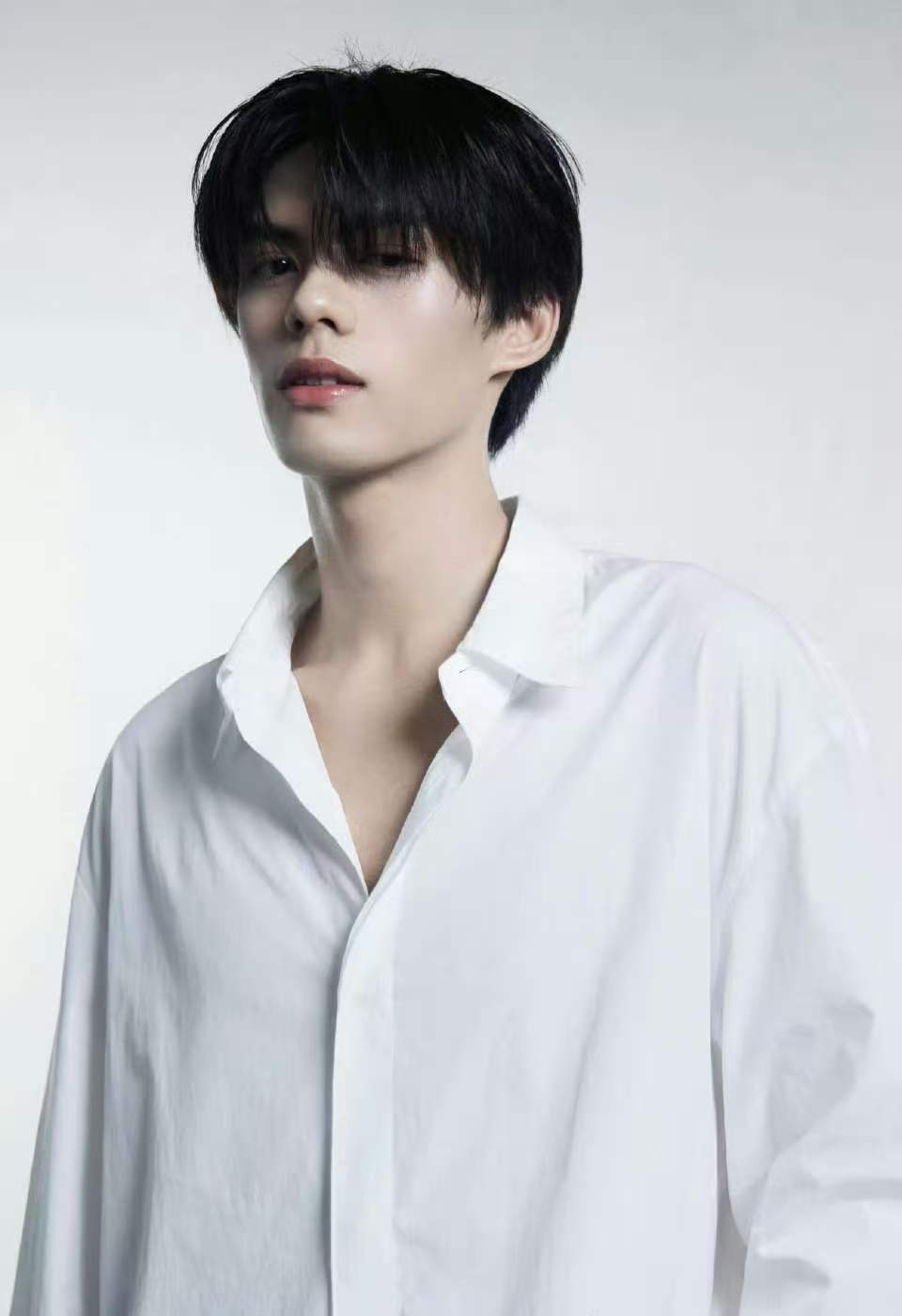 力丸韦语节创4对手变导师力丸韦语节同框，选秀回忆杀满满。从创4对手到如今导师关系