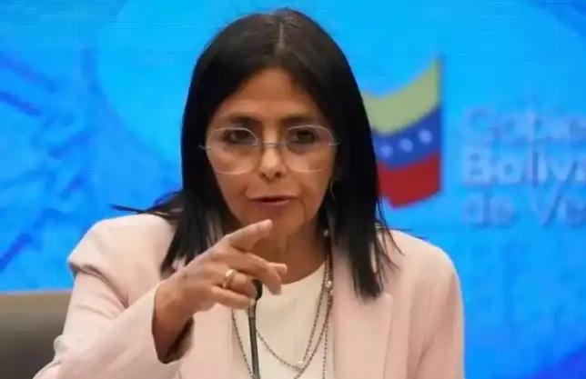 特朗普估计气的脸都青了。本以为把马杜罗抓走，委内瑞拉，这下要彻底跪了。但他万万没