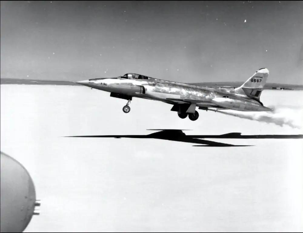 1949年，采用火箭助推起飞的洛克希德XF-90战斗机，该机结构超重，性能不佳，