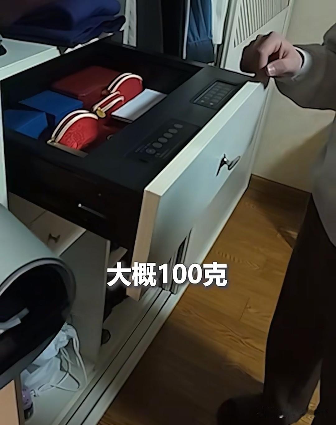 谨记财不外露！又是一个偷朋友黄金的人。
近日，辽宁锦州，一男子报案自己家丢了10