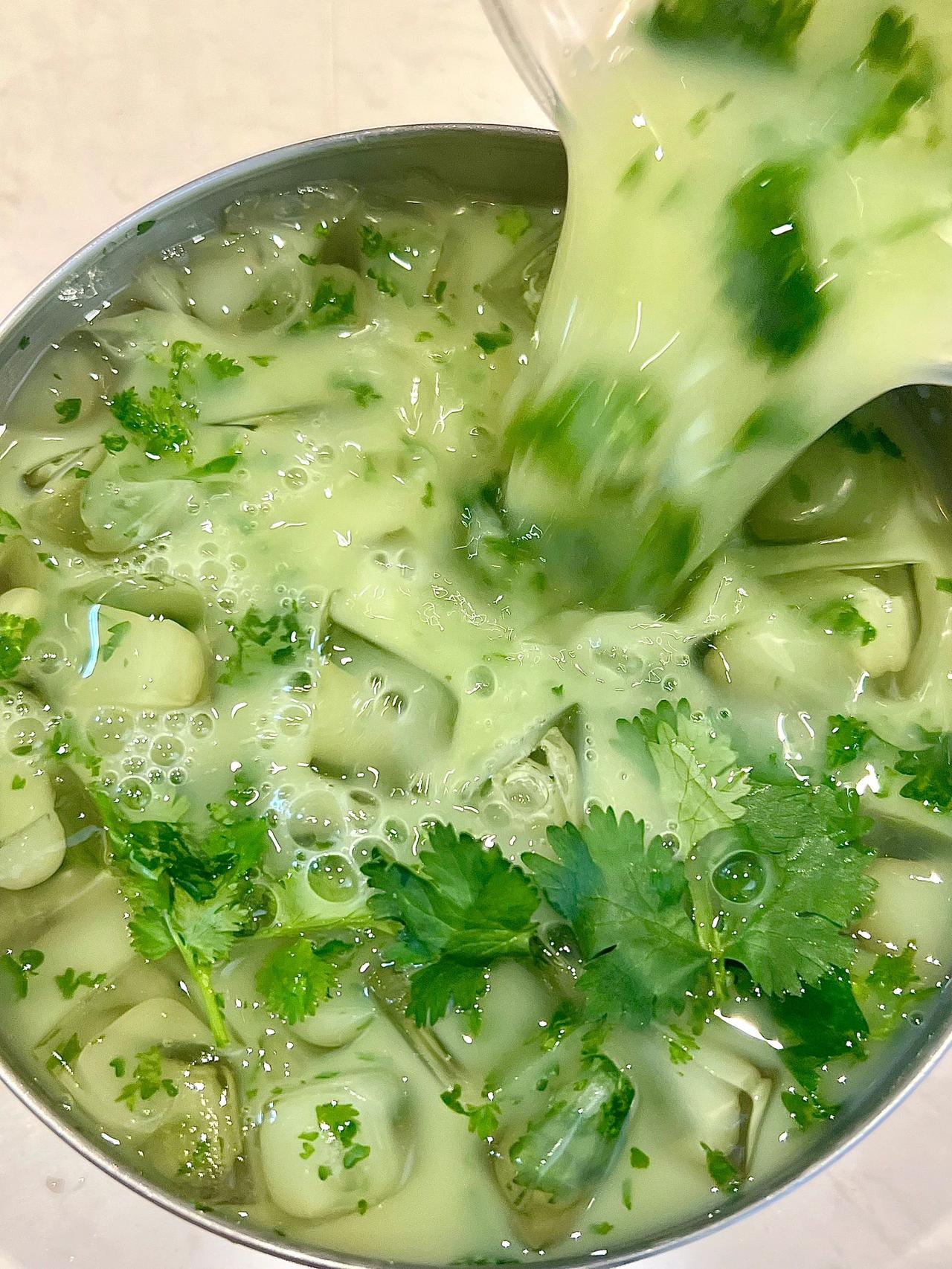 我不允许你们还有人不知道这款香菜多多！！
今天治愈系绿色来了～
原以为是黑色料理