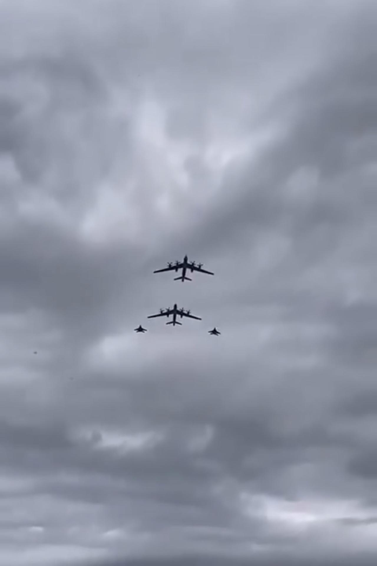 圣诞节本该是休假时间，但北约飞行员却被迫紧急升空。就在当天，俄罗斯出动图-95M